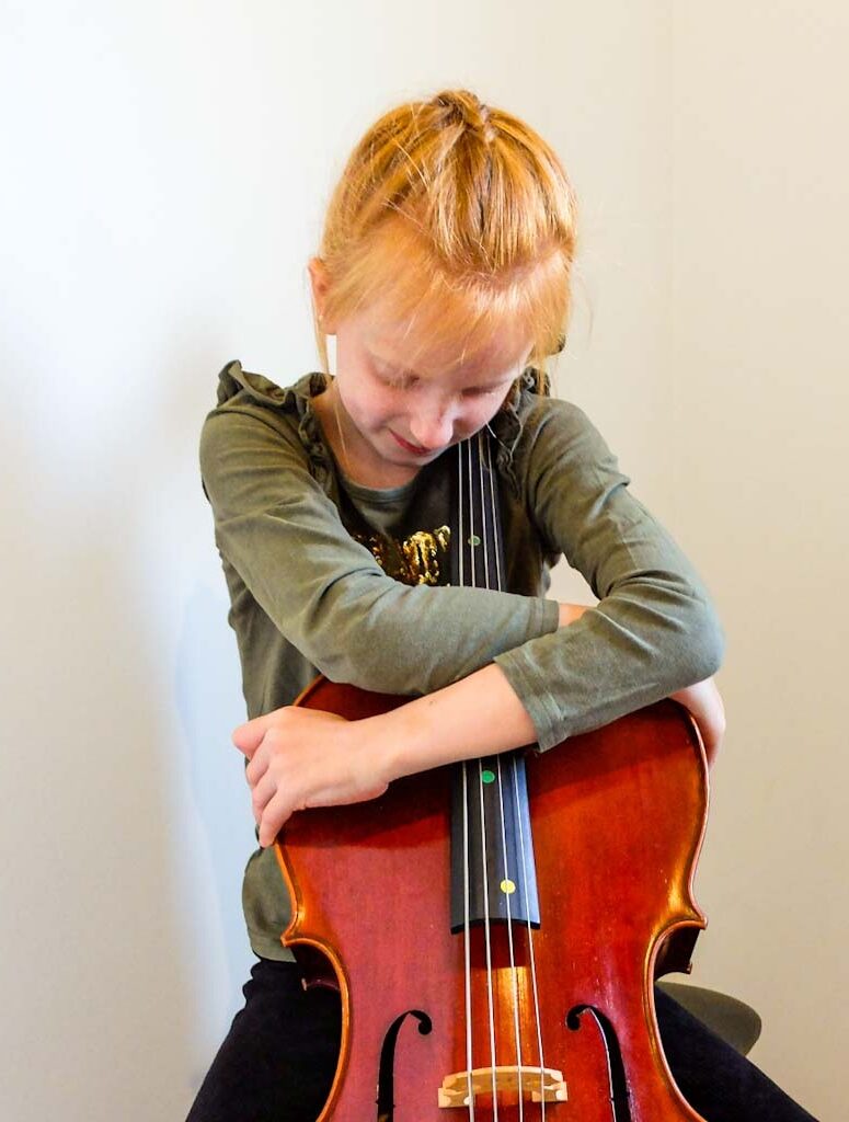 Cello knuffelen in de les